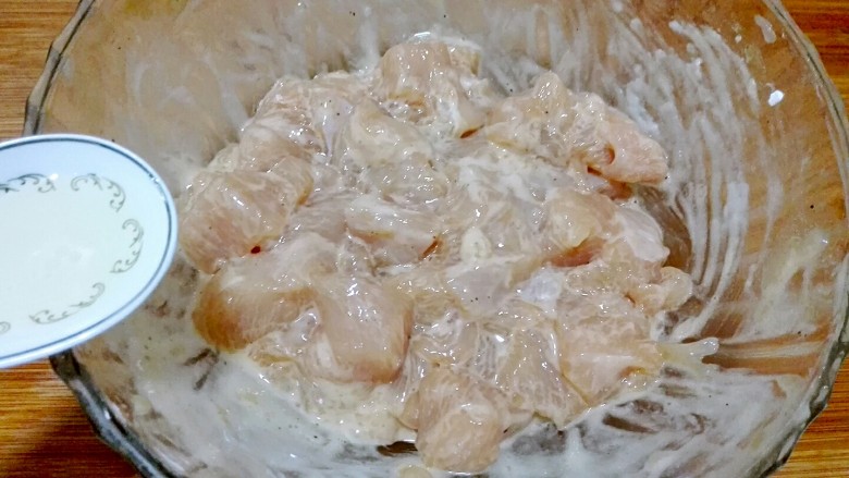 大口吃肉小口喝酒的香菇辣炒鸡丁,放半勺食用油,放冰箱冷藏室淹二十分钟
