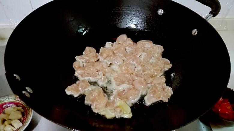 大口吃肉小口喝酒的香菇辣炒鸡丁,调中火,放鸡丁,用筷子划开鸡丁,看到鸡丁下面发白再翻炒