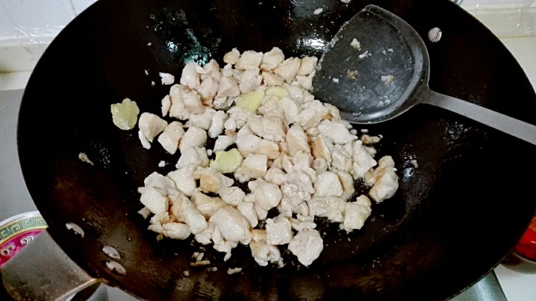 大口吃肉小口喝酒的香菇辣炒鸡丁,炒到鸡丁表面刚发白,歪着锅立即盛出来,锅中留下余油