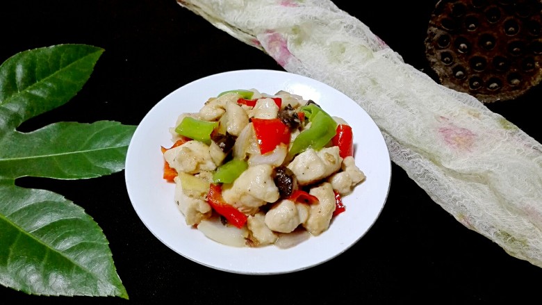大口吃肉小口喝酒的香菇辣炒鸡丁,看了是不是垂涎欲滴!😋