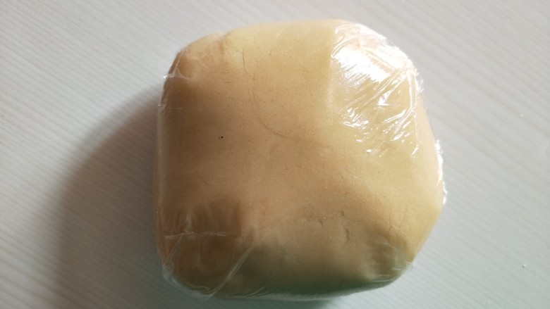 莲蓉蛋黄月饼,筛入面粉,混合成面团,包保鲜膜松弛两小时以上。