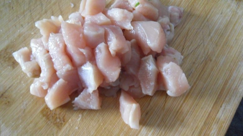 酱炒三丁, 把鸡胸肉洗净切丁