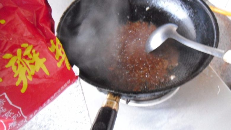 酱炒三丁, 锅留底油,放入<a style='color:red;display:inline-block;' href='/shicai/ 705'>豆瓣酱</a>炒熟
