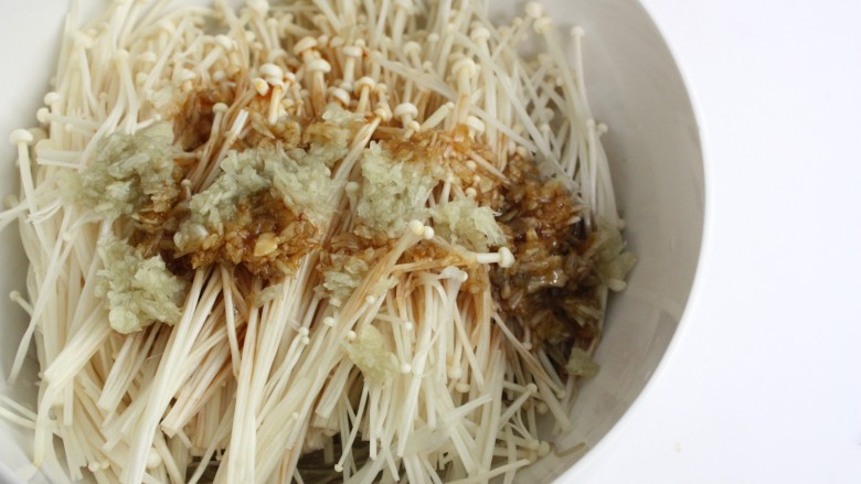 蒜茸烤金针菇,<a style='color:red;display:inline-block;' href='/shicai/ 234'>金针菇</a>洗净拆散,和泡好的粉丝一起放入大碗中,码上蒜末,淋上调好的酱汁。
