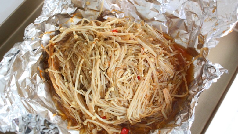 蒜茸烤金针菇,打开锡纸,稍加翻拌。