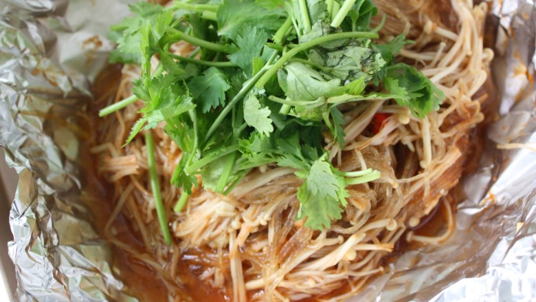 蒜茸烤金针菇,撒上葱花和<a style='color:red;display:inline-block;' href='/shicai/ 131'>香菜</a>段,不喜欢的也可以不加。