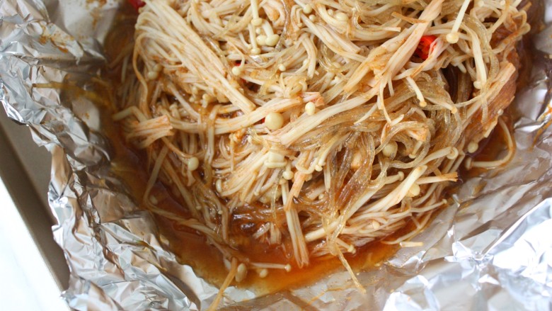 蒜茸烤金针菇,汤汁的味道也是非常鲜美。