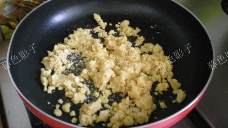 红曲粉冰皮月饼,豆沙感觉有洗软炒一下,手握成团即可