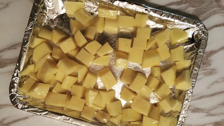 越吃越瘦的杂蔬菜撸串,将适量调和油中加入少许食盐充分搅拌后均匀的涂抹在<a style='color:red;display:inline-block;' href='/shicai/ 23'>土豆</a>块上;