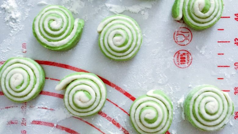 扇贝馒头,卷好的面皮如图