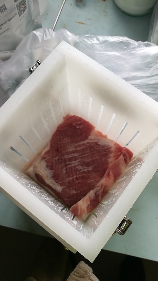 烧烤吧！烤肉季！图片顺序可能有点乱！无所谓了，大家都明白！,某宝的穿串神器，70多块钱！