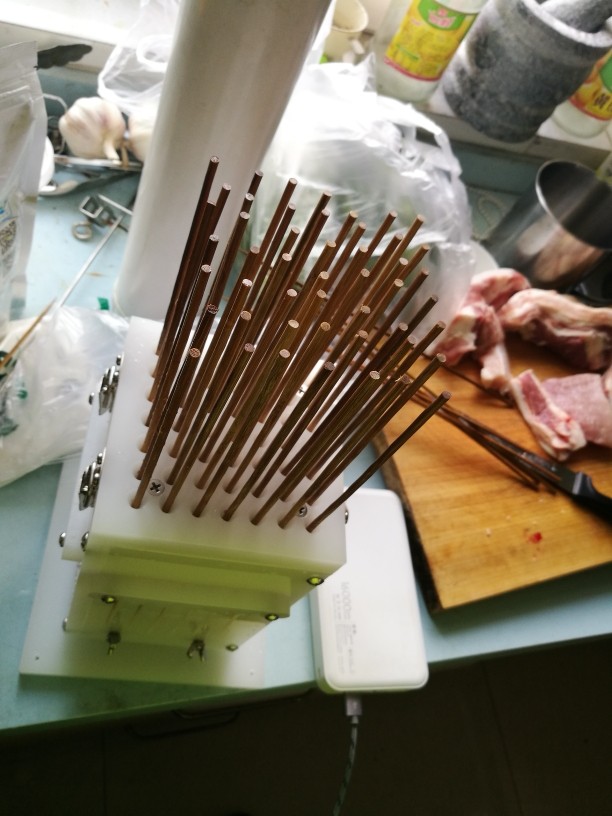 烧烤吧！烤肉季！图片顺序可能有点乱！无所谓了，大家都明白！,插好竹签，不锈钢的也行