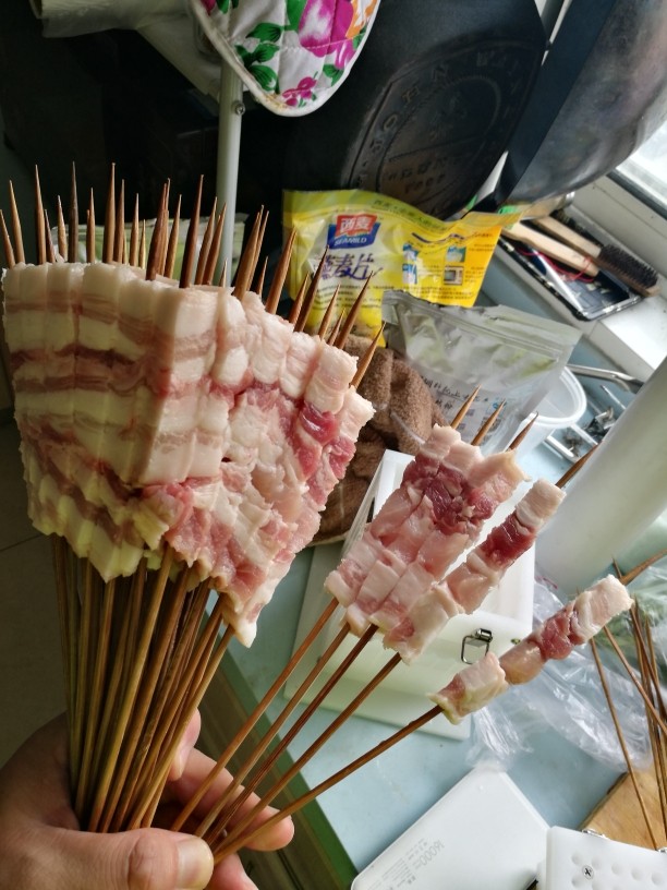 烧烤吧！烤肉季！图片顺序可能有点乱！无所谓了，大家都明白！,这是五花肉，喜欢肥肉，自己根据口味调整！我还穿了羊肉串，味道太棒了！
