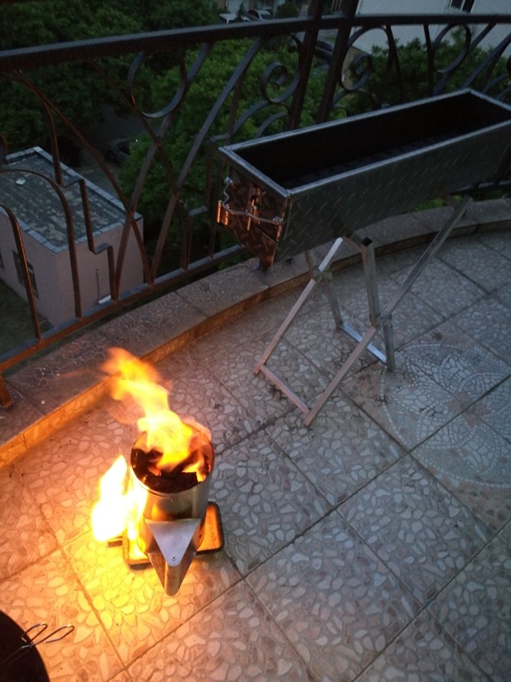 烧烤吧！烤肉季！图片顺序可能有点乱！无所谓了，大家都明白！,这是点炭桶！把木炭放进去，下面我用酒精烧的！20分钟搞定！