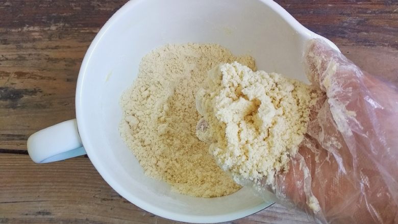蜂蜜焦糖核桃派,用把面粉和黄油搓成粗粒,不要过度搓,只需黄油跟面粉均匀混合就可(个人觉得带手套比较好操作)
