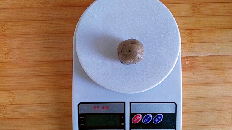 记忆的味道——全麦黑米桃酥,一份为例
用电子秤称面团25克为一个(面团大约500零几克)