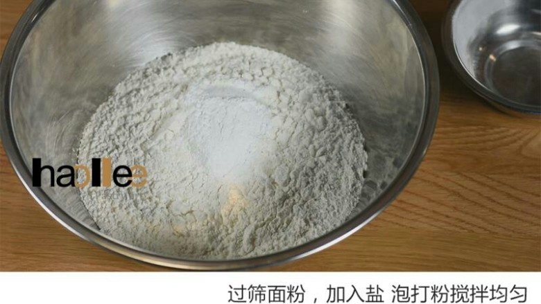 红枣司康,过筛面粉,加入盐<a style='color:red;display:inline-block;' href='/shicai/ 702'>泡打粉</a>搅拌均匀