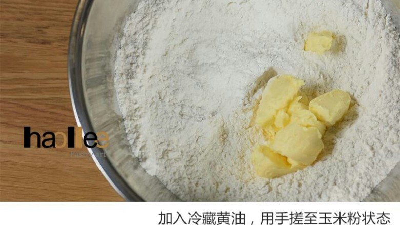 红枣司康,加入冷藏黄油,用手搓至玉米粉状态