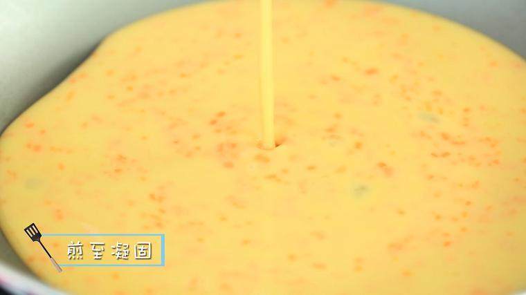 秋葵蛋卷,倒入鸡蛋液,煎至凝固
ps:倒入蛋液后,如果不能铺满煎锅的话,最好晃动几下锅,让蛋液相对均匀的铺平。
