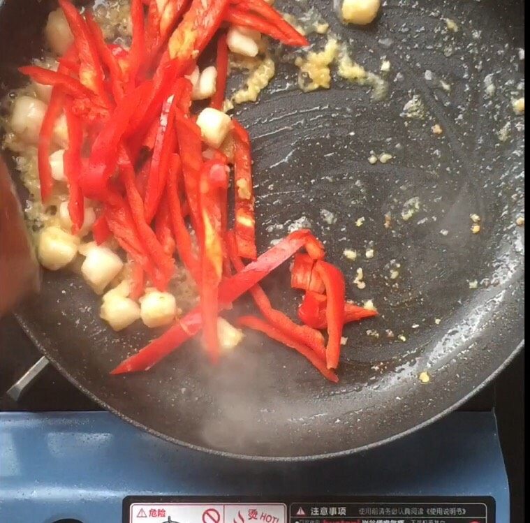 奶油芝士扇贝意面,倒入红椒翻炒