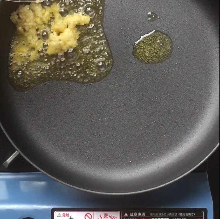 奶油芝士扇贝意面,倒入蒜蓉