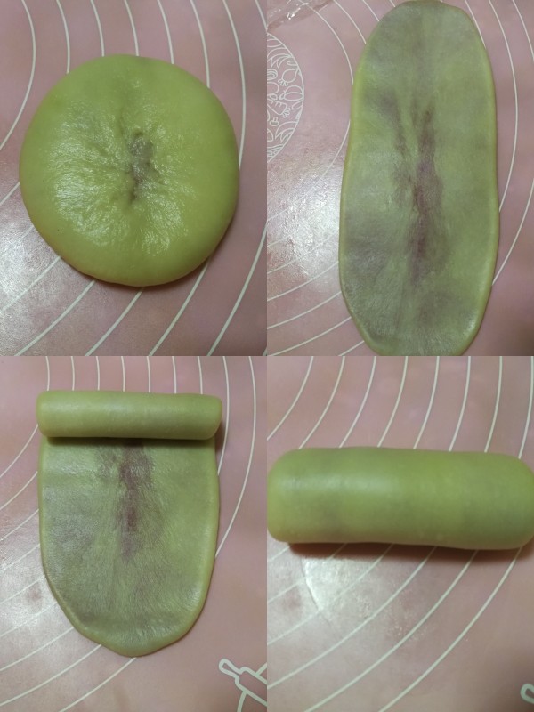 紫薯莲蓉蛋黄酥,进行第一次擀卷,将包好的面团收口朝上,用擀面杖从中间分别朝上朝下均匀擀成长条,自上而下卷起,收口朝下放置,松弛5分钟