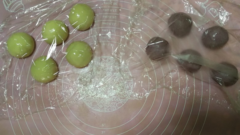 紫薯莲蓉蛋黄酥,松弛后的油皮和油酥分别分成等量的5份,盖保鲜膜松弛15分钟
