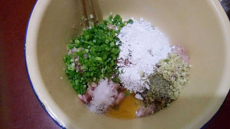 茄饼,在肉泥里加2勺红薯粉,1勺花椒,1勺盐,1个鸡蛋,葱姜沫