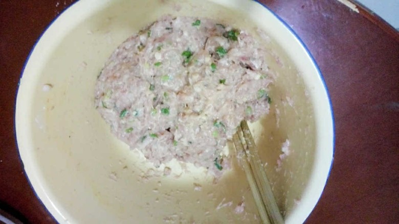 茄饼,拌匀,放置15分钟