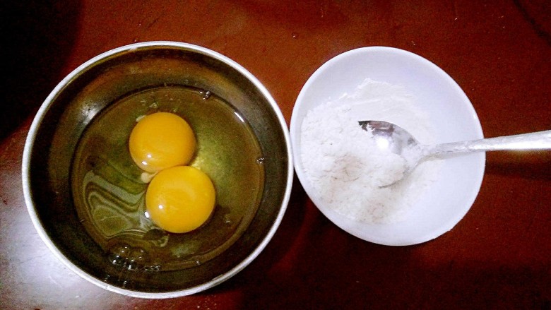 茄饼,鸡蛋打入碗里,面粉备好