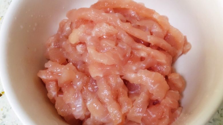 香辣豆腐干炒肉丝,<a style='color:red;display:inline-block;' href='/shicai/ 429'>瘦肉</a>洗净后切成大片,再切成肉丝。