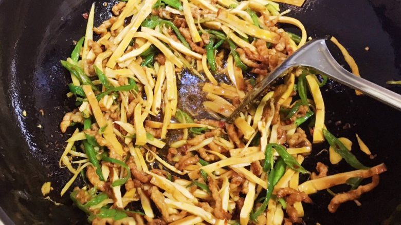 香辣豆腐干炒肉丝,翻炒均匀,翻炒一分钟左右。
