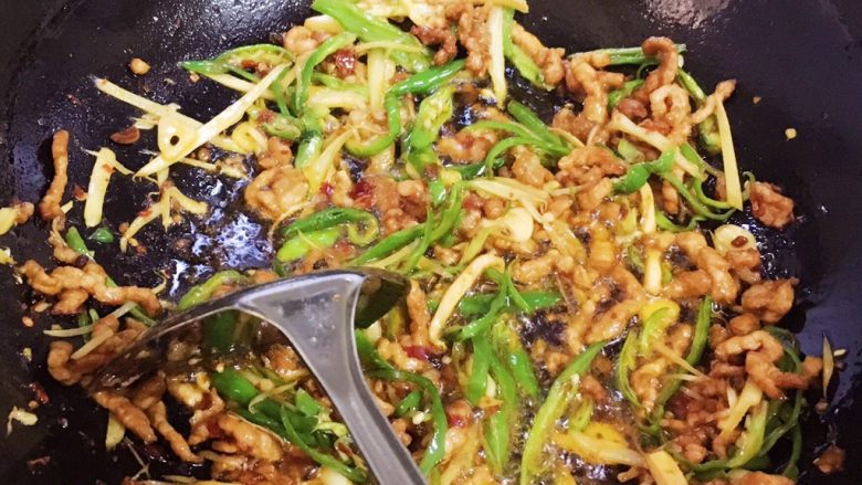 香辣豆腐干炒肉丝,一起翻炒,炒香配菜。