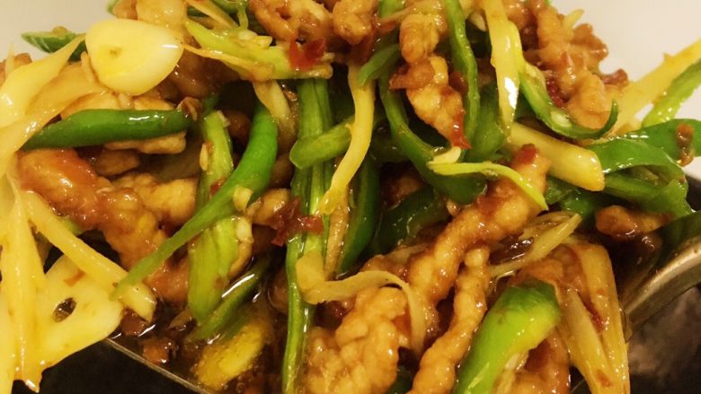 香辣豆腐干炒肉丝,如图,炒至辣椒和嫩姜断生即可。