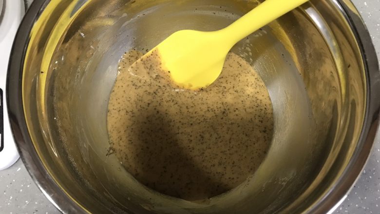 伯爵红茶戚风,手抽Z字型搅拌至无粉,备用