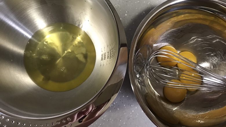 伯爵红茶戚风,烤箱上下火160度预热。分离蛋清和蛋黄,容器保证无油无水,蛋清可先放冰箱冷藏