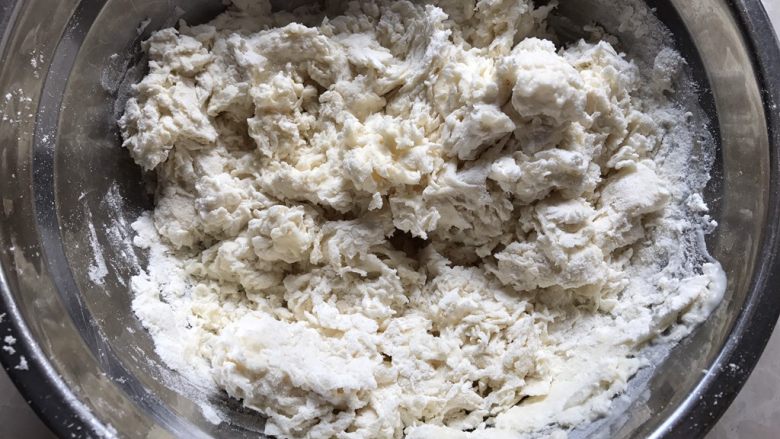#咸味#~酱香千层饼,慢慢分多次加入清水170克,用筷子搅拌成絮状
(水量作参考值哈,面粉吸水量会因天气品牌等不同有所差异,所以清水要分次慢慢加入)