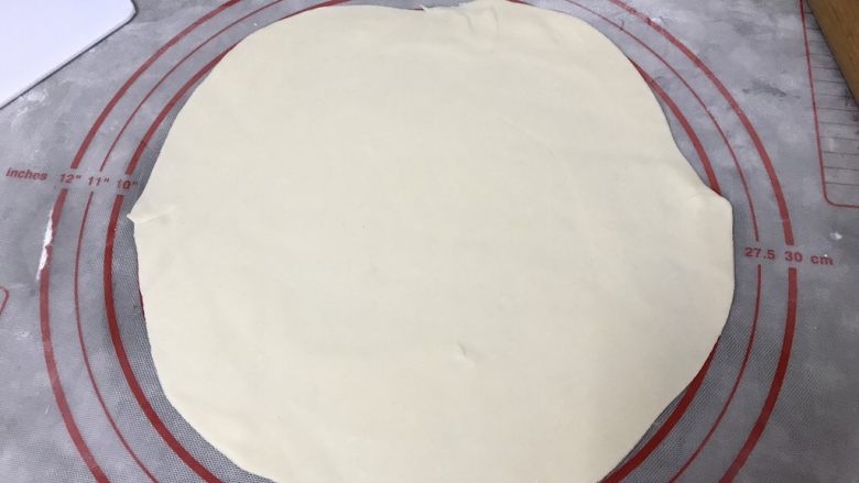 #咸味#~酱香千层饼,取一团擀成圆薄片
(忽略我擀得不圆,没办法,不会耍擀面棍,这已经是最圆的一个了😂)