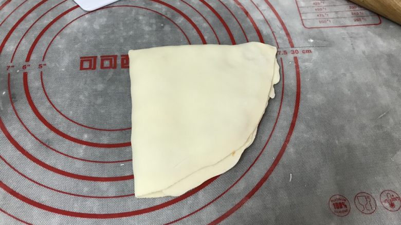 #咸味#~酱香千层饼,直到对折完成一个直角三角形状,边缘稍为捏紧,以免漏馅(另3⃣️个同样操作完成!)