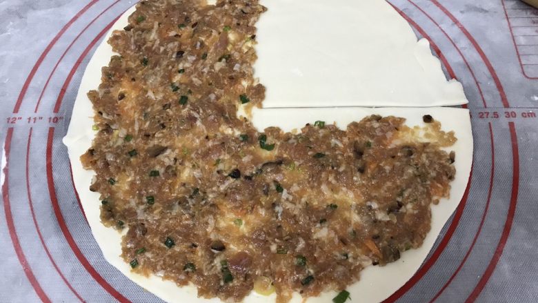#咸味#~酱香千层饼,然后,把馅料铺满饼皮的四分之三,留一片空白的