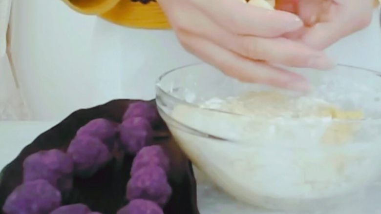 #甜味#糯米南瓜球,像包月饼一样包好,收紧封口