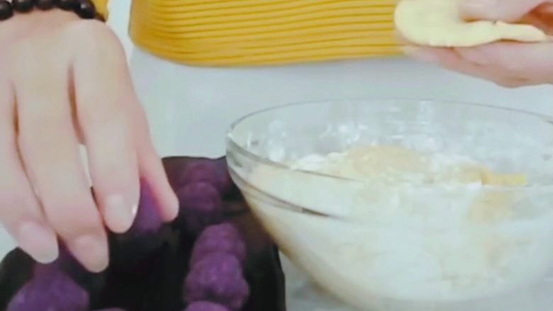 #甜味#糯米南瓜球,取一小块南瓜面团,揉成圆球后按压成饼,包入一个紫薯球