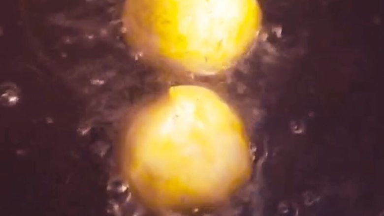 #甜味#糯米南瓜球,锅内倒入适量的油,烧到表面开始冒泡时,依次放入南瓜球,炸熟后捞出沥油