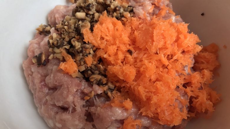 吃豆腐~豆腐窝蛋,加入肉末里搅拌均匀备用