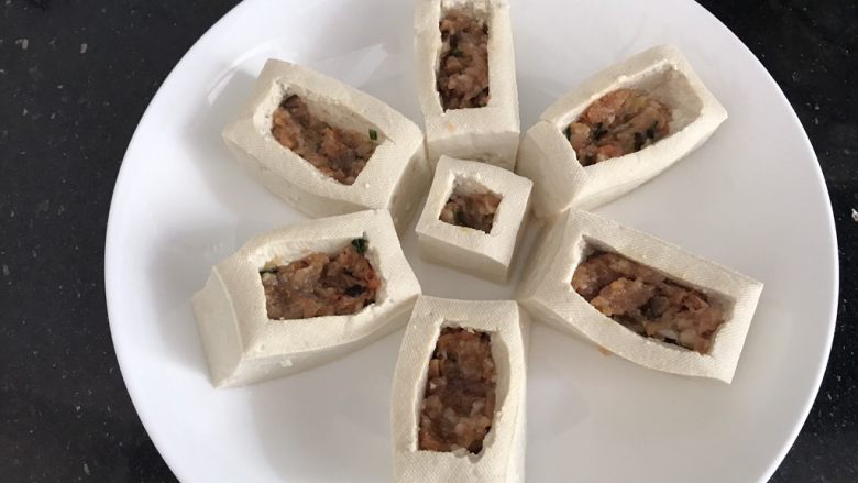 吃豆腐~豆腐窝蛋,码进蒸盘里