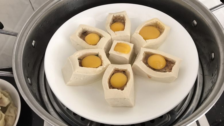吃豆腐~豆腐窝蛋,蒸锅水开后,放进去蒸十分钟