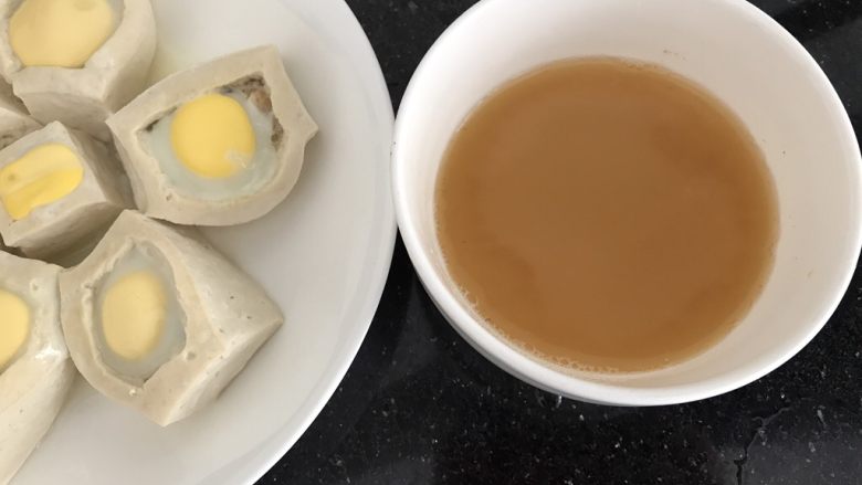 吃豆腐~豆腐窝蛋,蒸好后,把水倒出碗里,再加点清水,酱油,生粉,盐搅拌均匀