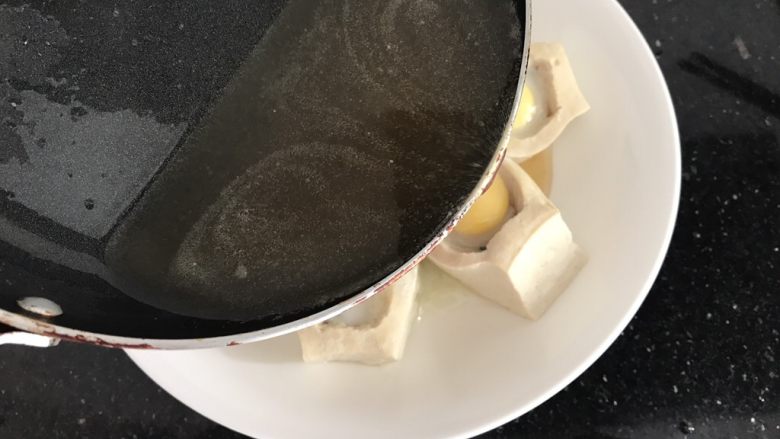 吃豆腐~豆腐窝蛋,再淋在豆腐上面就好了!