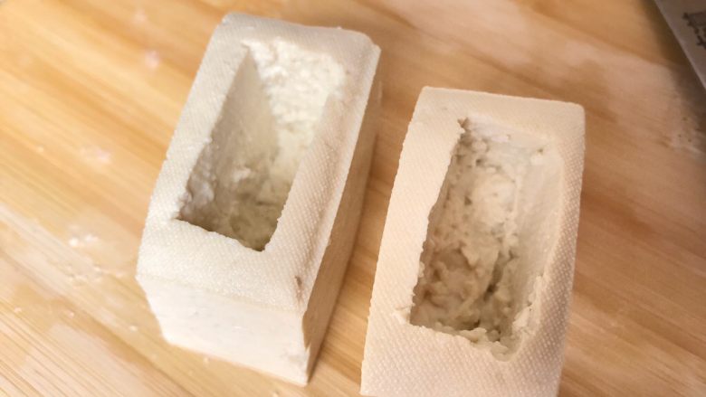 吃豆腐~豆腐窝蛋,用小刀在中间位置掏出一个窝来