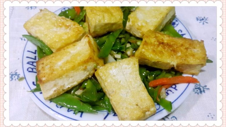 #吃豆腐#西洋参鸡汤豆腐&花样豆腐,青椒豆腐
土猪肉小火熬出猪油,小火将豆腐土豆煎至微黄盛出,锅中热油,加老姜、青椒,倒入豆腐翻炒,装盘。